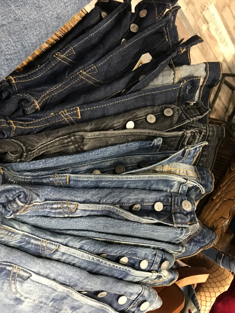 Стопка джинсов Wrangler